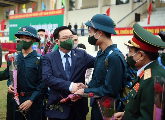Bí thư Thành ủy Hà Nội Vương Đình Huệ tặng hoa, động viên các thanh niên lên đường nhập ngũ.